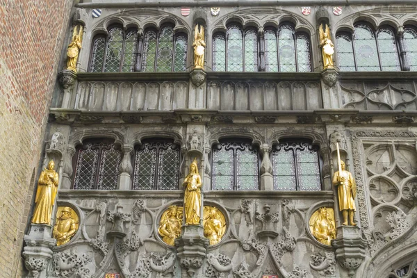 Nationale Basiliek van het heilig bloed, windows en schuld standbeelden, Brugge. — Stockfoto