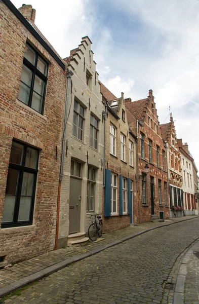 Brugge, België, Vlaamse oude straat met fiets. — Stockfoto