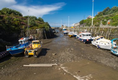 Tekneler gelgit Amlwch Harbour, Anglesey demirleyen