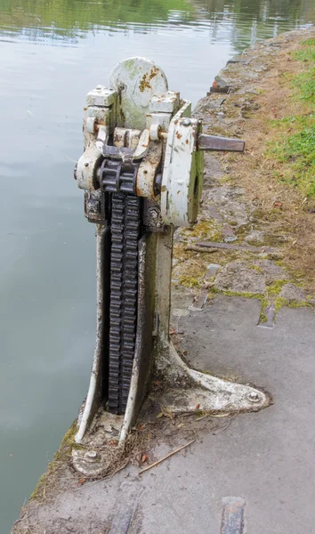 Équipement de pagaie de l'écluse sur le canal Kennett et Avon . — Photo