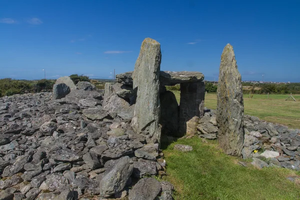 Trefignath стародавньої похоронної камери, неоліту Cambered могила, нахил — стокове фото