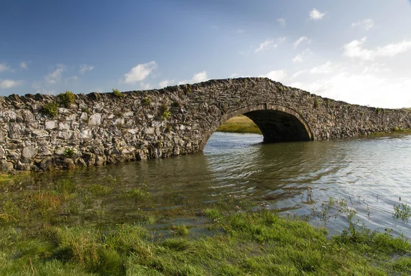 Viejo Hump Back Bridge, Aberffraw, Anglesey . —  Fotos de Stock