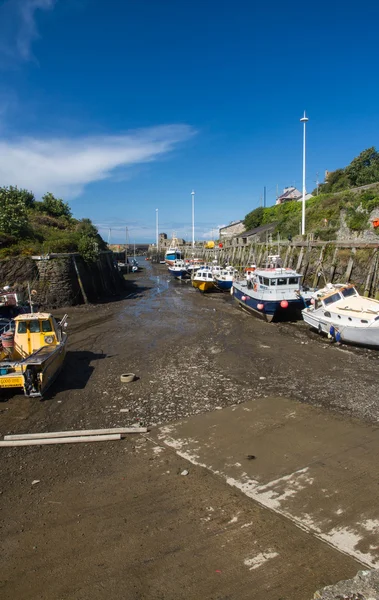 Boote, die bei Ebbe festmachen, amlwch hafen, anglesey — Stockfoto