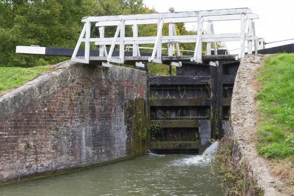 Kanaal slot met voetgangersbrug, Kennett and Avon Canal. — Stockfoto