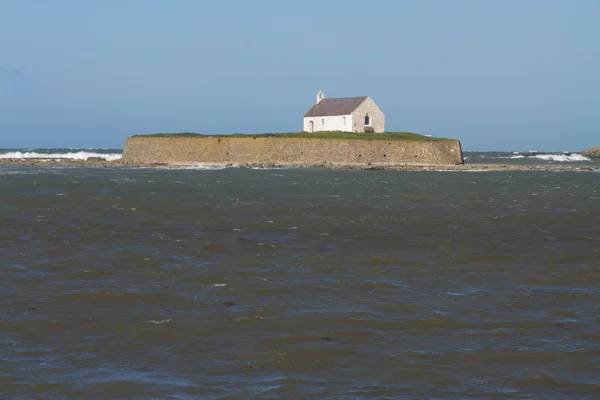 St Cwyfans，教会在海. — 图库照片
