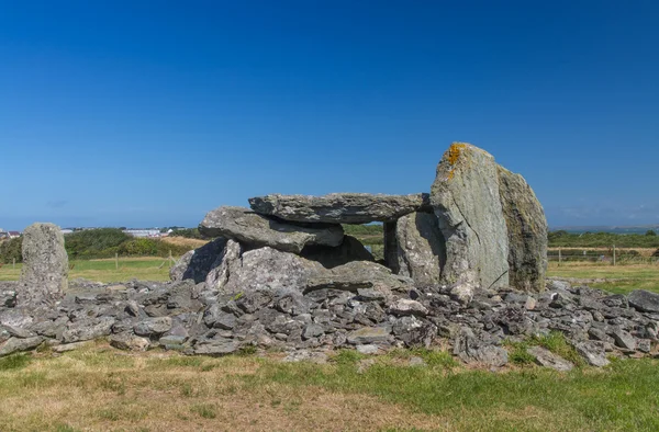 Trefignath стародавньої похоронної камери, неоліту Cambered могила, нахил — стокове фото