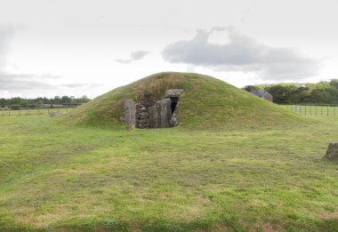Bryn Celli Ddu Tarih öncesi geçit mezar. Gösterilen giriş.