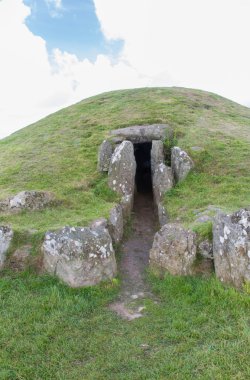 Bryn Celli Ddu Tarih öncesi geçit mezar. Gösterilen giriş.