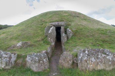 Bryn Celli Ddu Tarih öncesi geçit mezar. Gösterilen giriş.