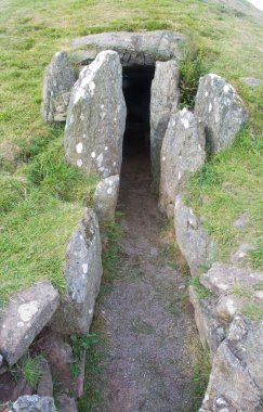 Bryn Celli Ddu Tarih öncesi geçit mezar. Gösterilen giriş.