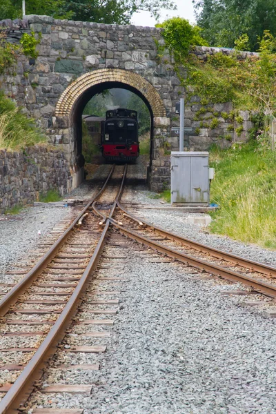 Caminho-de-ferro galês de bitola estreita. Abordagens de locomotiva a vapor — Fotografia de Stock