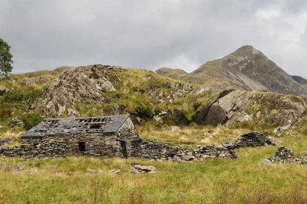 Welsh mountain Cnicht with ruin of stone cottage in foreground. — Stock Photo, Image