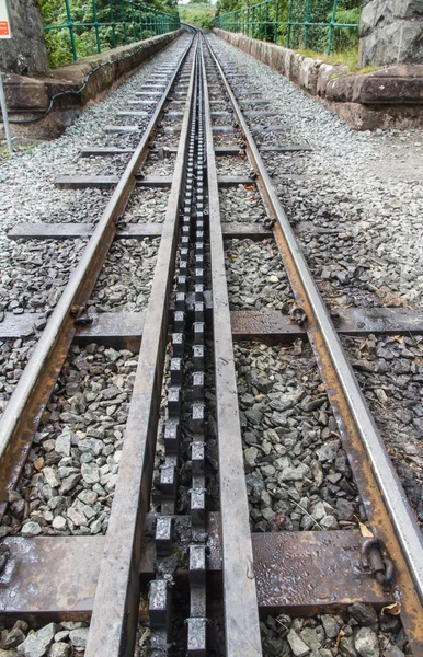 Narrow gauge rack and pinion mountain railway, Snowdon, Wales. — Stock Photo, Image