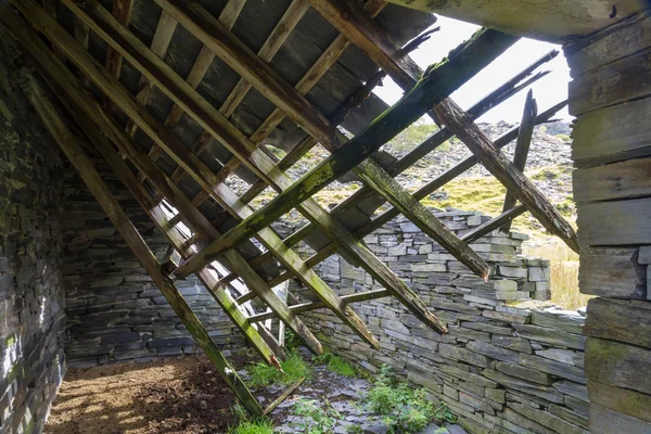 Ruina de casa de piedra desde el interior, Reino Unido —  Fotos de Stock