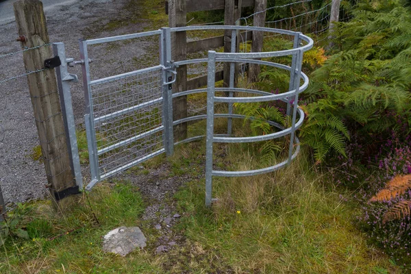 Iron kissing gate in good condition. Type of stile style. — Stock Photo, Image