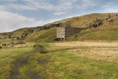 Clee Hill terkedilmiş taş ocağı binaları. Beton kalıntıları.