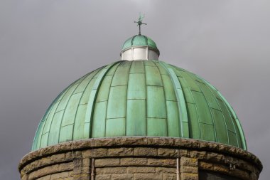 Cupula yeşil kubbe, Verdigris ile kasvetli gökyüzü bakır