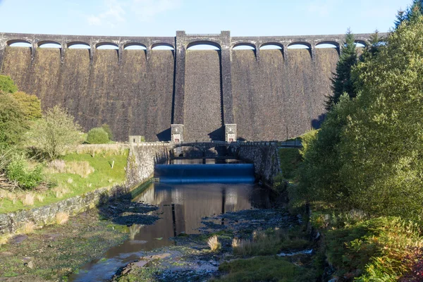 The Claerwen reservoir. Towering dam from below. — Stock Photo, Image