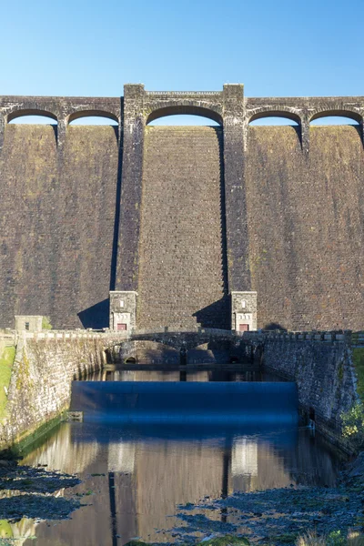 The Claerwen reservoir. Sunny morning, with outflow. — Stock Photo, Image