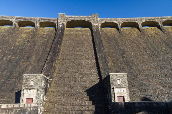 The Claerwen reservoir. Towering dam from below. — Stock Photo, Image