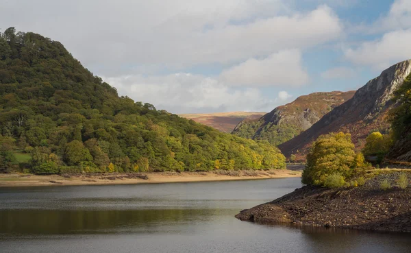 The garreg ddu reservoir, water hills and trees — Stock Photo, Image