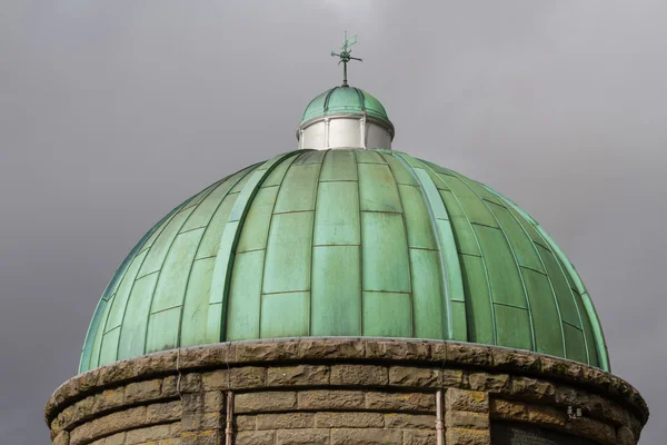 Cúpula cúpula verde, cobre con Verdigris, cielo sombrío — Foto de Stock