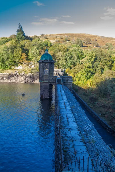 Top of the Penygarreg Dam, fall autumn evening colors. — Stock Photo, Image