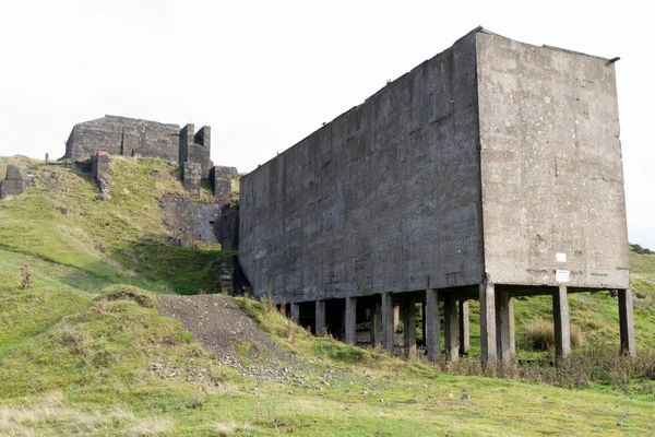 Clee Hill disused stone quarry loading bay. Concrete ruins. — Stock Photo, Image