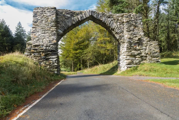 El Arco del Jubileo, viejo arco de piedra agraciado sobre un camino menor . — Foto de Stock