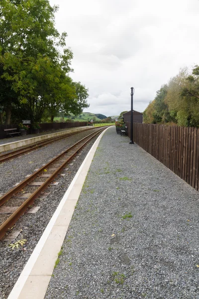 Narrow gauge railway or railroad track with platform — Stock Photo, Image