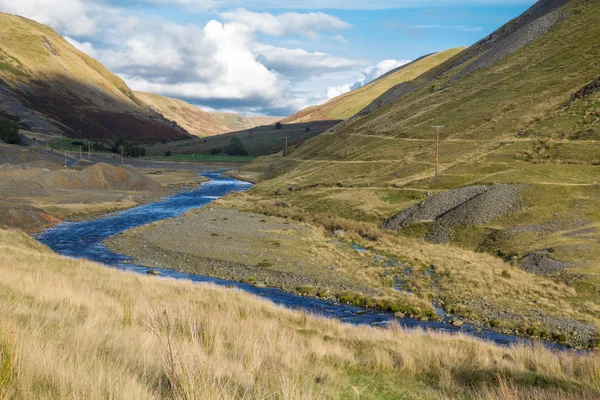 Dobývací prostor nepoužívaného olova a travnaté údolí, Cwmystwyth, Wales — Stock fotografie