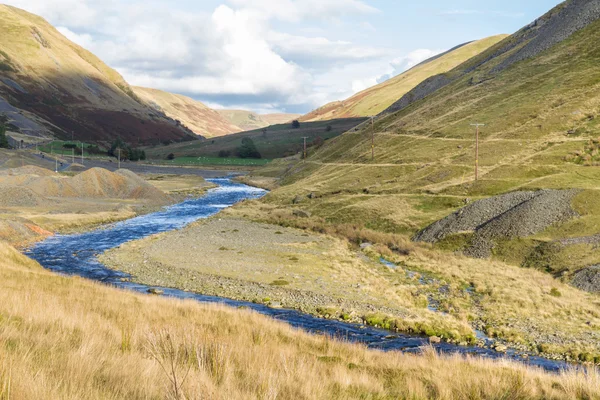 Dobývací prostor nepoužívaného olova a travnaté údolí, Cwmystwyth, Wales — Stock fotografie