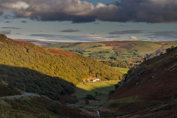 Poslední z denního světla na farmě v údolí, Británie — Stock fotografie