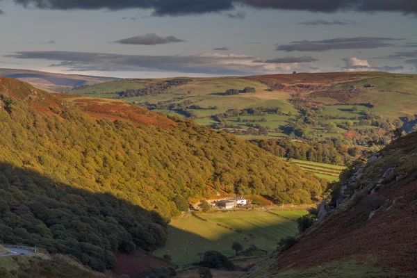 Poslední z denního světla na farmě v údolí, Británie — Stock fotografie