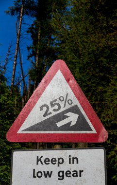 Yol uyarı işareti, dik tepe yukarı doğru devam düşük viteste ile % 25