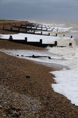 Fırtınalı İngilizce Beach groynes ile
