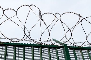 Yeşil üstüne dikenli tel çit koruma Fransız feribot terminaline.