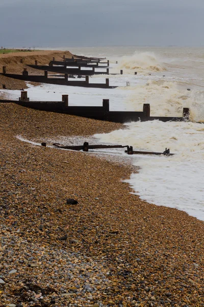 Stürmischer englischer Strand mit Groynes — Stockfoto
