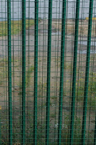 Detalhe da cerca verde que protege o terminal francês da balsa . — Fotografia de Stock