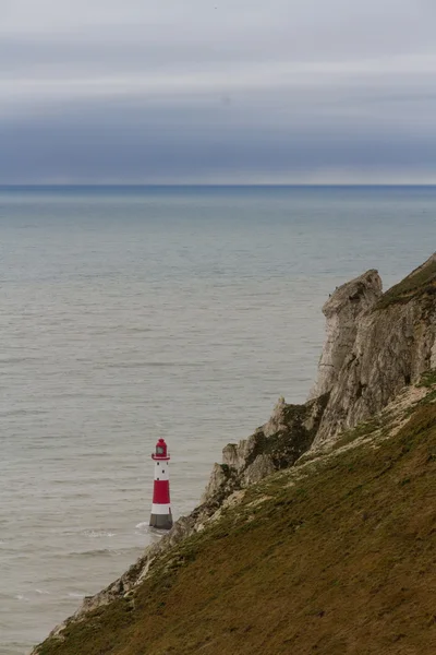 Phare rouge et blanc rayé le jour d'hiver orageux . — Photo