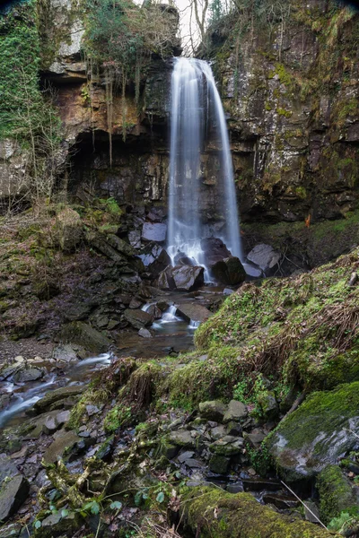 Melincourt vattenfall. Lugna höga vattenfall. — Stockfoto