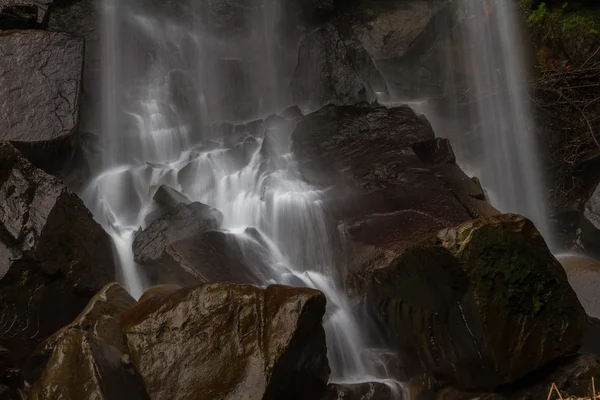 Base della cascata, cascata d'acqua su rocce . — Foto Stock