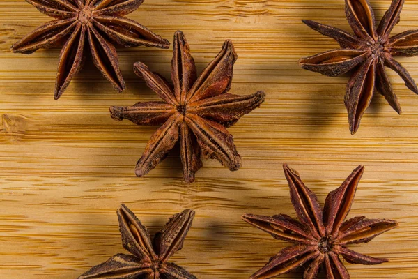 Anice stellato, Illicium verum su fondo legno. Da vicino. . — Foto Stock