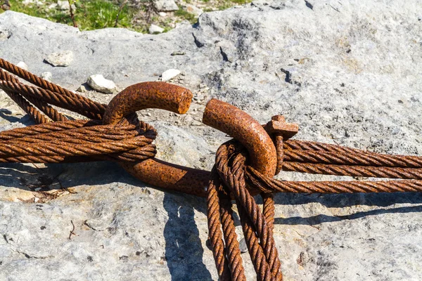 Cabos de ferro enferrujado ligados em torno de aro . — Fotografia de Stock