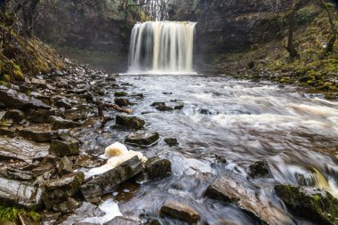 Sgwd yr Eira şelale. Nehirde Afon Hepste South Wales, İngiltere