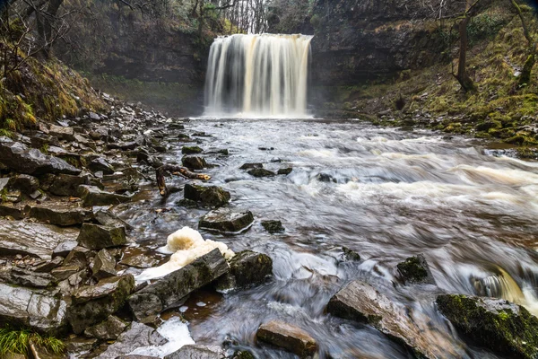 Sgwd yr Eira vodopád. Na řece Afon Hepste South Wales, Velká Británie — Stock fotografie