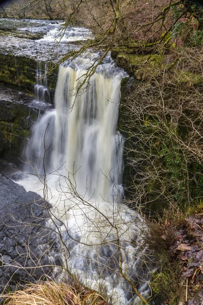 Sgwd Clun-Gwyn vodopád. Na řece Afon Mellte Jižního Walesu, — Stock fotografie