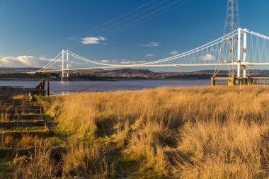 Aust Feribot İskelesi ile Severn Köprüsü uzaktan kalıntıları