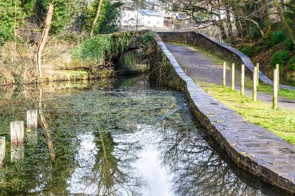 Neath Canal con Bridge sesgo, Neath Canal, Aberdulais —  Fotos de Stock