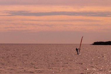 Gemici silueti körfezde